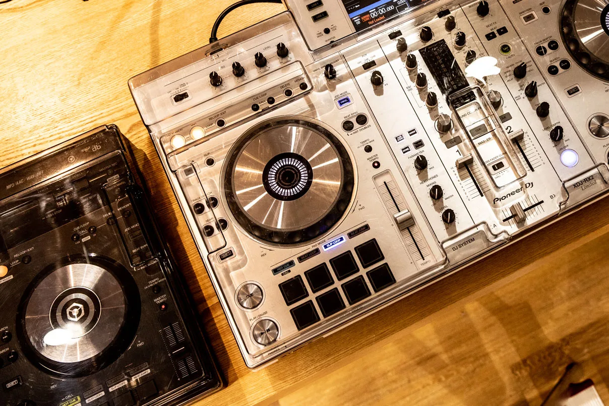 디제이코리아 스토어에 진열된 DJ 장비